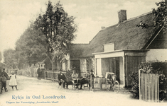 13406 Gezicht op de voorgevel van een klein café aan de Oud-Loosdrechtsedijk te Oud-Loosdrecht (gemeente Loosdrecht). ...